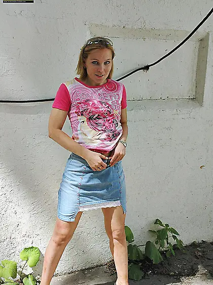 Outdoor pissing of teen girl cannot get into a house