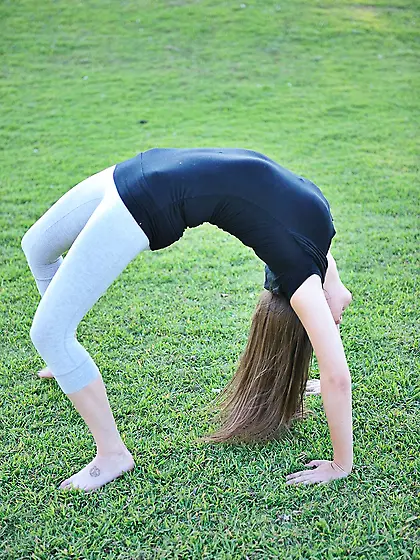 Love is so hot doing morning exercises that takes tight pants do