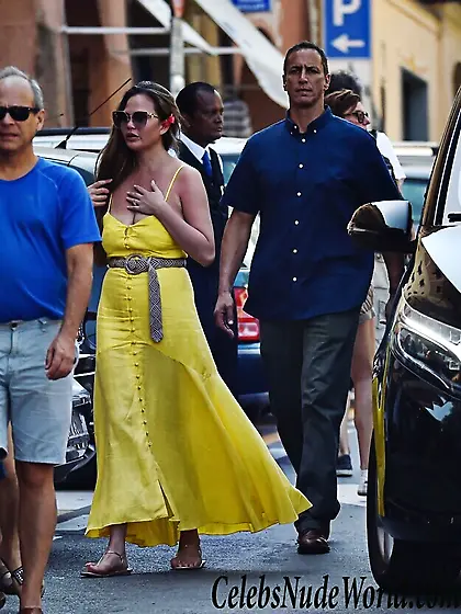 Chrissy Teigen Cleavage