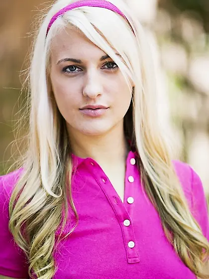 Sizzling-hot princess displays her luscious lips as she blowjobs