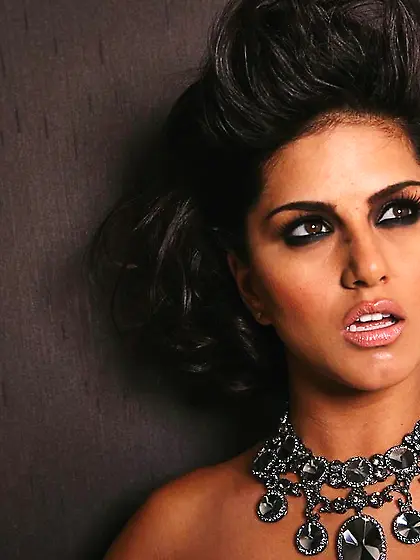 Sunny Leone takes her sexy black corset off and shows us her ama