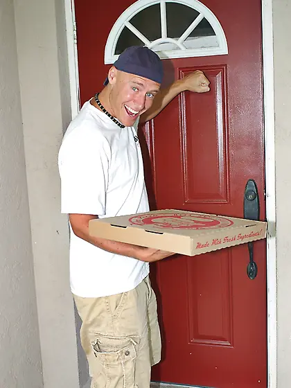 Vicious babe Kitty Bella ordered pizza and seduced the courier f