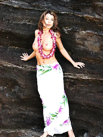 Isabella Camille gets naked on the beach and shows her tits and