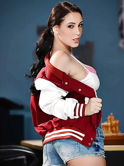 Ultimate brunette seductress reveals her amazing curves on cam