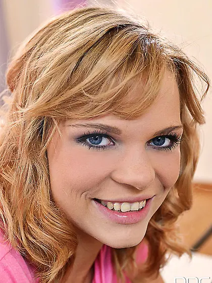 Blonde cutie pie Baby Dream pumps her shaved pussy with her favo