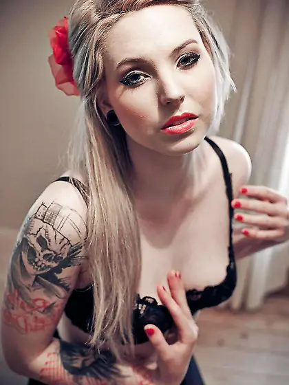 Super-Steamy Blondie Emo