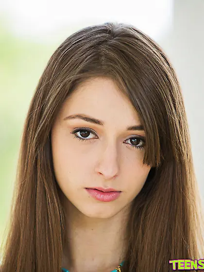 Willow Hayes shows off her natural big tits