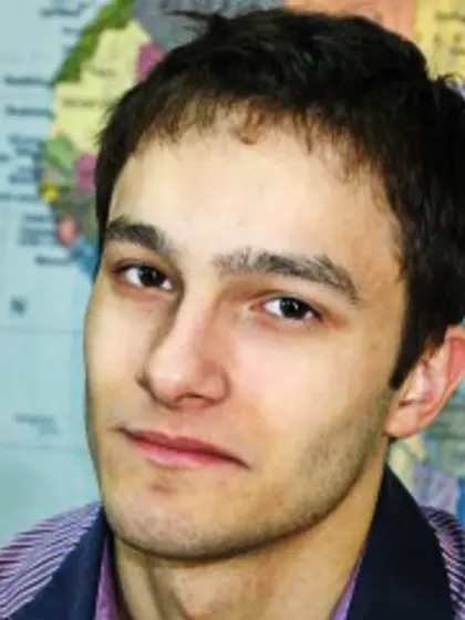 Brunette pariz perform close