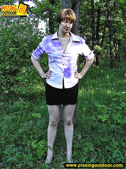 Summer outdoor pissing fun behind the tree