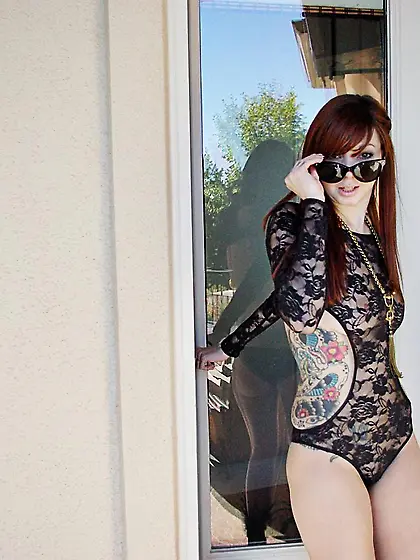 Alluring natural babe with a great bod Ivy Jean slips out of her