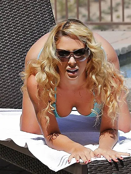 Shades-wearing blonde in a bikini masturbating