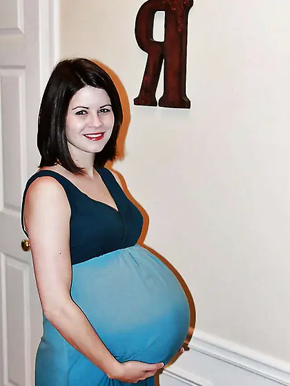 Tres gros ventre enceinte