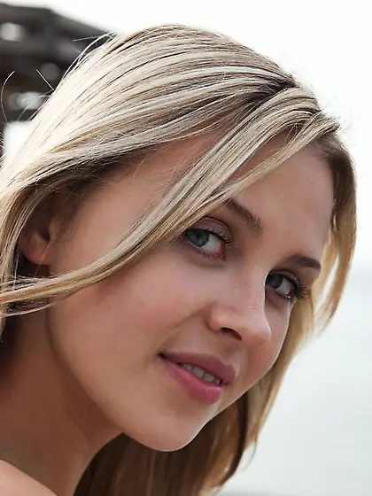 Young sweetie pulls up mini skirt to flaunt her trimmed pussy ou