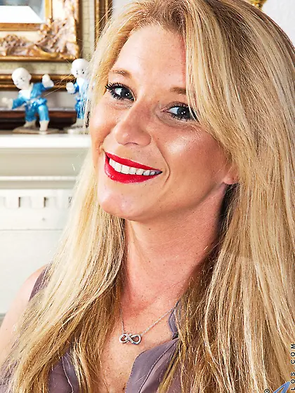 Pornstar can't wear all these clothes anymore and goes stripping