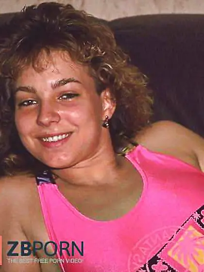 Teenager Eve flashing off her bod