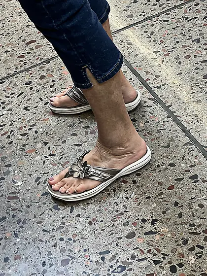 Gilfs feet at supermarket