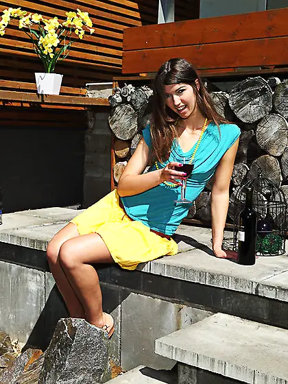 Brunette chick yellow beads