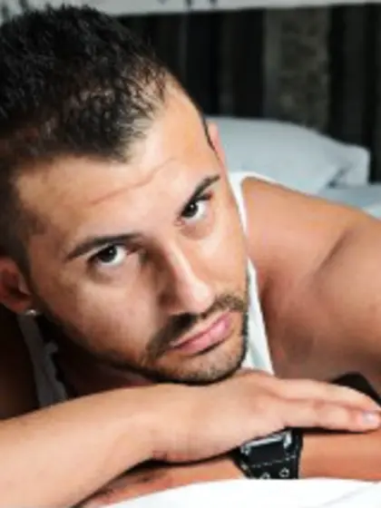 Brunette Giovanni Zoom.