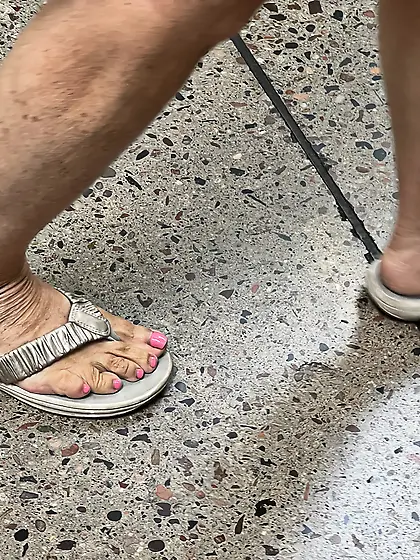 Gilfs feet at supermarket