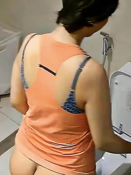 Milf with Amazing Deep Crack Bubble Butt Spy Cam