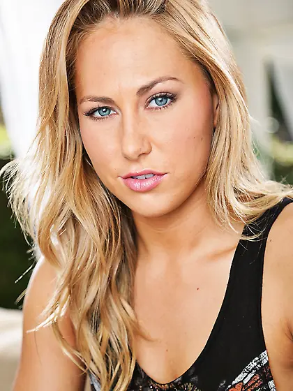 Winsome blonde Carter Cruise relaxes naked while waiting for boy