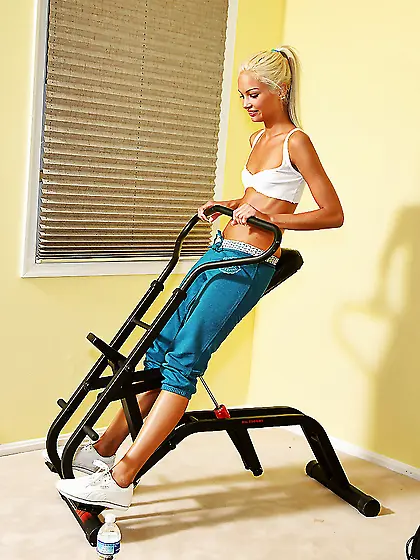 Sportsgirl got hot in a fitness room masturbating with Sybian an