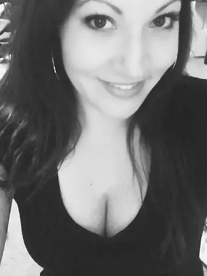 Kristen gave her pussy a workout on the GGW bus