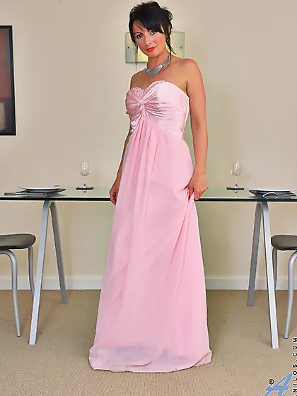 Kinky brunette Roxanne Anilos climbs the glass table and starts