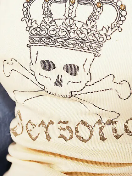 Sexy assed euro doll Hannah Hunter with adorable long legs strip