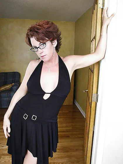 Spectacled big titted milf Holly Goes pulls off her black dress