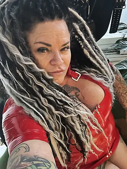 Domina Dark