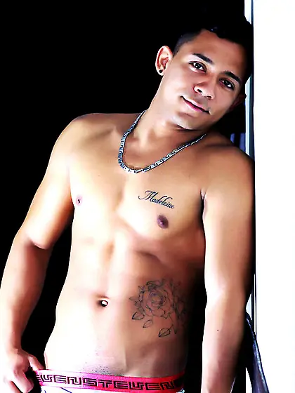 Latin gay Kevinschiavone like to snapshot