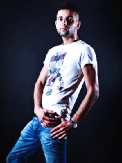 Brunette levytwink perform close