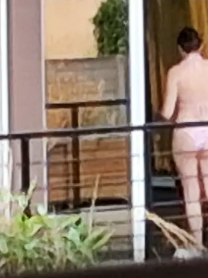 Jeune voisine qui bronze