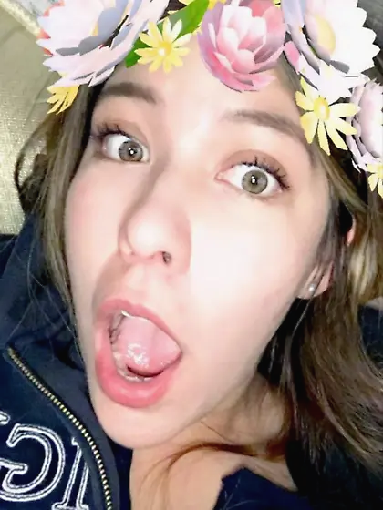 Quiero lamer su clitoris mientras la penetras mi a