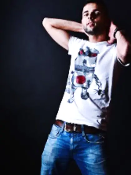 Brunette levytwink perform close