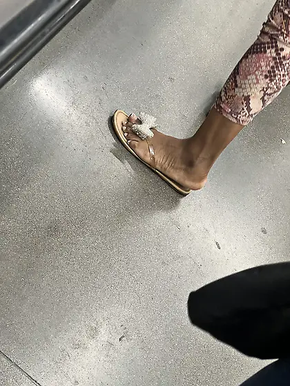 Gilfs feet at supermarket