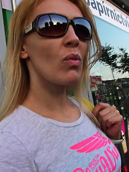 Blonde t-shirt glasses pink