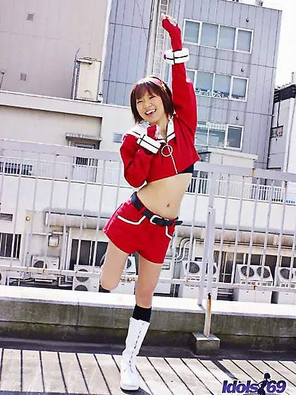 Lusty whore in cheerleader uniform spreads inviting everybody to