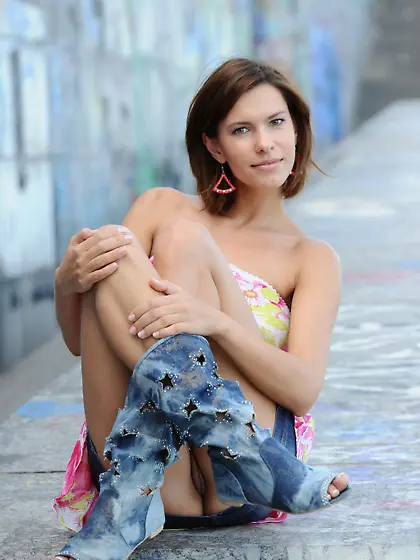 Short-haired beauty with GREAT boots shamelessly stripping in th