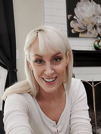 Busty blonde in stockings wants to be pounded