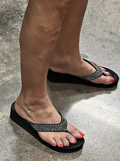 Gilfs feet at supermarket