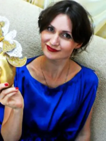 Brunette lady perform cameltoe