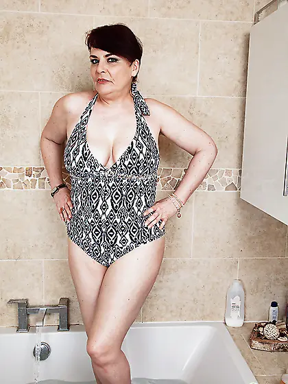 Short hair british bbw milf