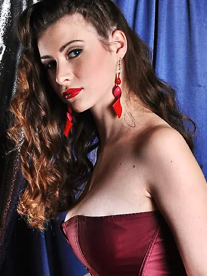 White girl with nice tits like to striptease