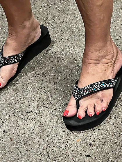 Gilfs feet at supermarket