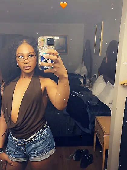 Hi,  I’m just a regular girl who likes to take selfies!