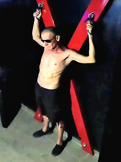 Beaux mec nu BDSM s'exhibe en public dans un club.