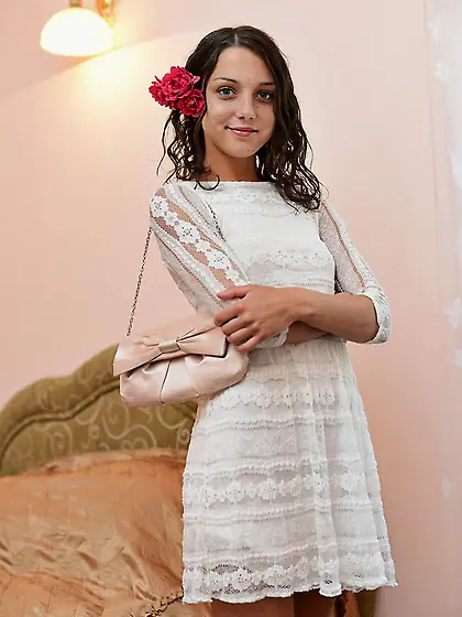 Naked chick Foxi Di is spreading legs and petting body with the