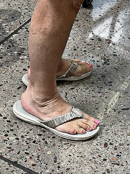 Gilfs feet at supermarket